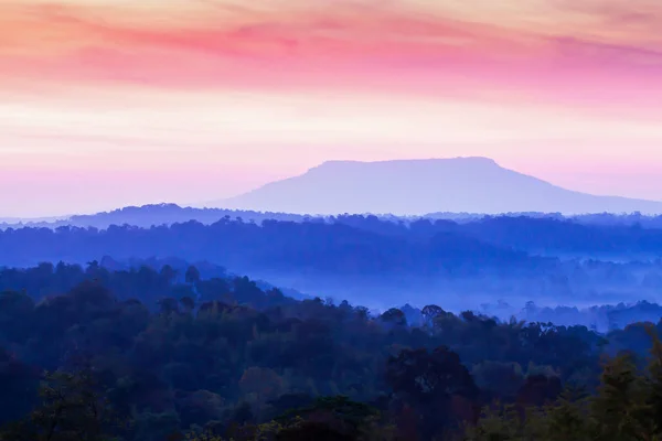 Paisagem da cordilheira na névoa da manhã . — Fotografia de Stock