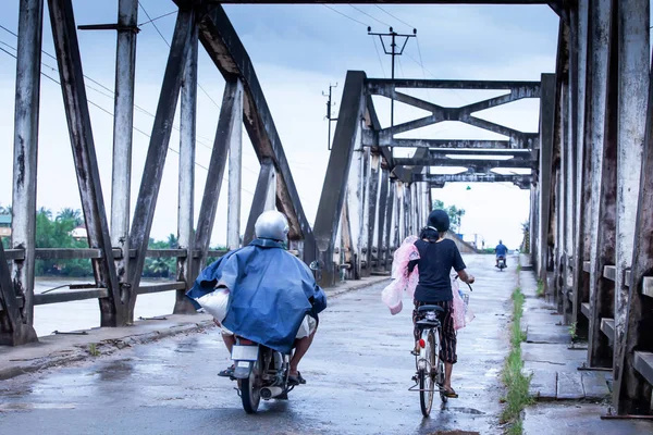 Les Khmers à moto et à vélo traversant le vieux pont . — Photo