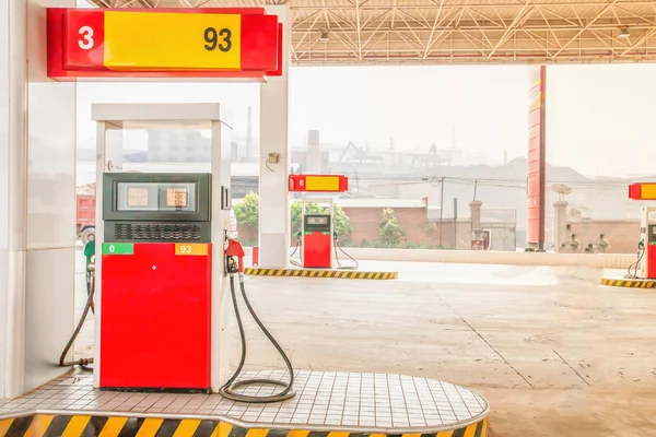 Kunming yolu boyunca benzin istasyonu ve kömür madenciliği arka planı.