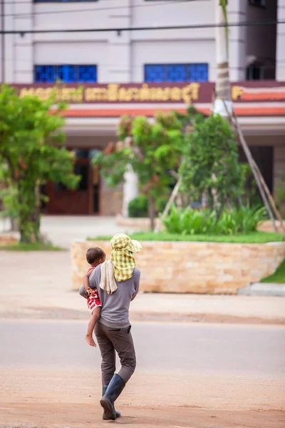 Мать кхмеров держит сына на руках . — стоковое фото