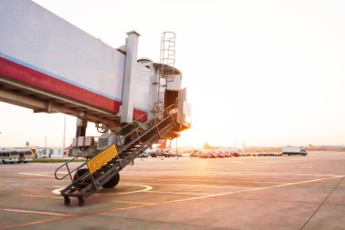 Jet köprüsü bir uçağa taşınıyor..