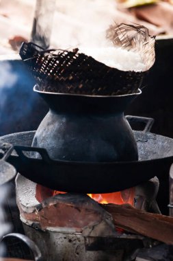Geleneksel bambu külahında pilav pişiriyorum..
