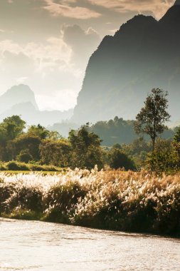 Kış alacakaranlığında Nam Song Nehri manzarası.