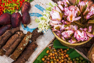 Islak pazarda çeşitli tropikal sebzeler ve meyveler.
