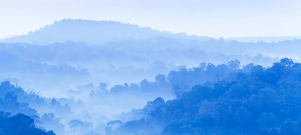 Paesaggio paesaggio della catena montuosa sulla mattina d'inverno . — Foto Stock