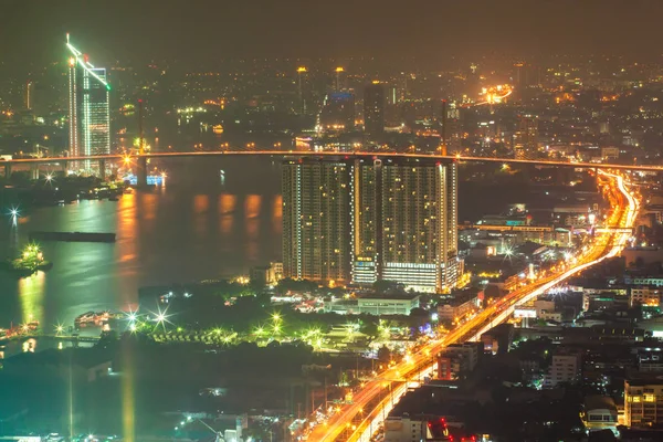 Bangkok noche de la ciudad a orillas del río . — Foto de Stock