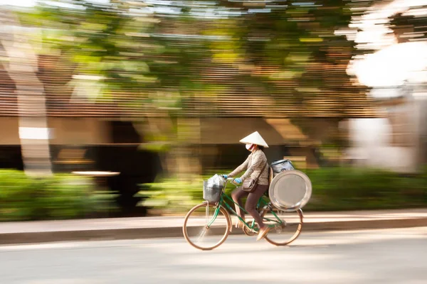 老挝女街头小贩骑着装有不锈钢托盘的自行车. — 图库照片