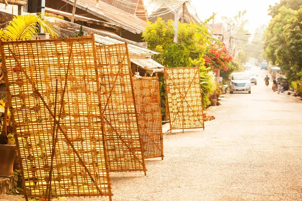 Lots vel rijstpapier op bamboe rekken voor natuurlijk drogen. — Stockfoto
