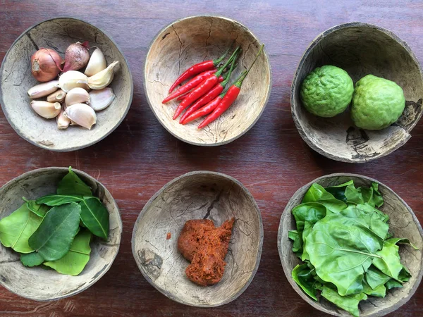 Curry rouge thaïlandais recette passée avec des ingrédients dans des coquilles de noix de coco . — Photo