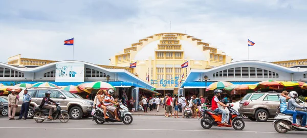A központi piac vagy Phsar Thmei kilátás az utcáról Phnom Penh. — Stock Fotó
