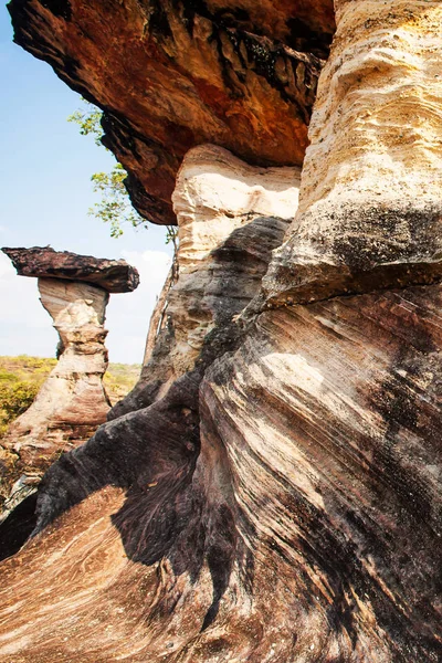 Forme et couches fantastiques en grès de roche de champignon . — Photo