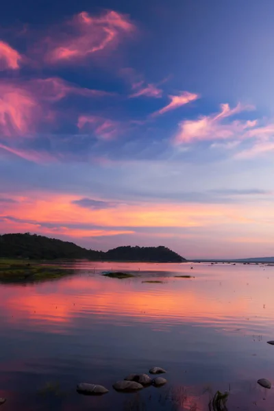 Dramatischer Abendhimmel über einem tropischen See. — Stockfoto