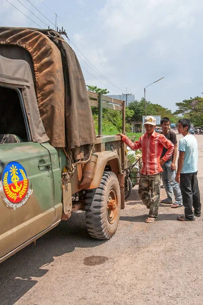 Portador Khmer carregando suprimentos e bagagem para o caminhão pick-up velho . — Fotografia de Stock