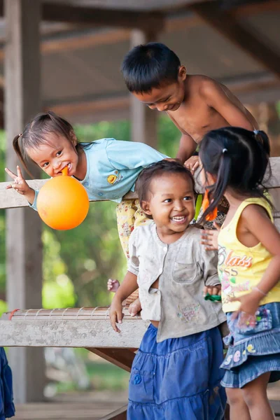 Grupa szczęśliwych dzieci Khmerów bawi się w wiosce w pobliżu rzeki Mekong. — Zdjęcie stockowe