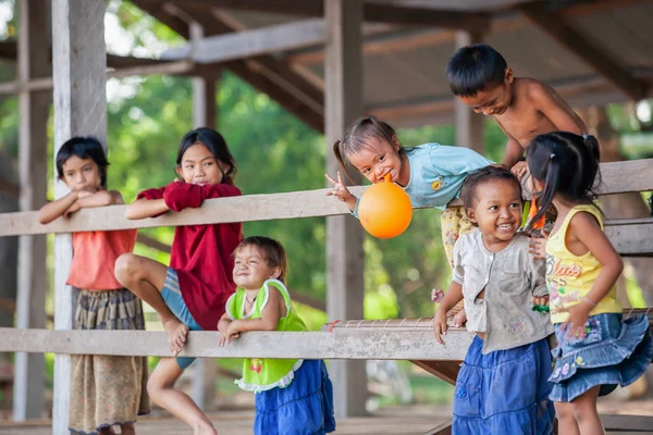 Grupa szczęśliwych dzieci Khmerów bawi się w wiosce w pobliżu rzeki Mekong. — Zdjęcie stockowe
