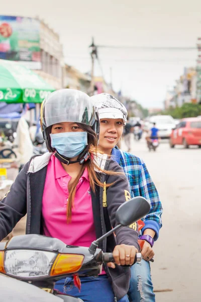 Gente jemer montando motocicletas en la calle en Phnom Penh City . — Foto de Stock