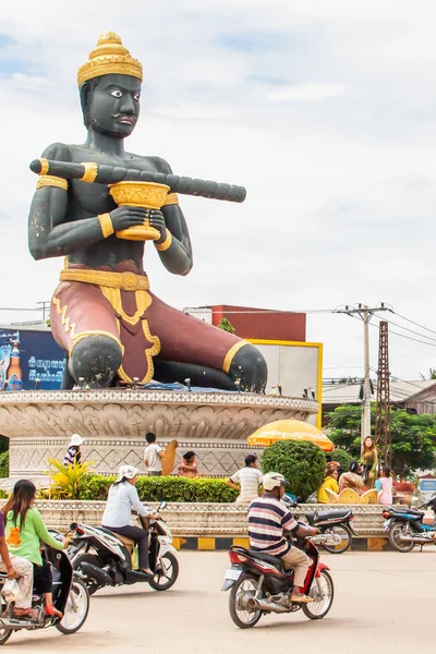 The Ta Dumbong Kro Nhong statue and Khmer people at roundabout. — 스톡 사진