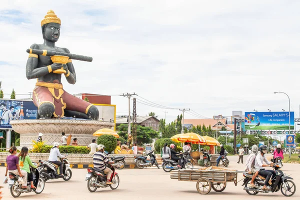 Статуя Та Дамбонг Кро Нхонг и кхмерский народ на кольцевой развязке . — стоковое фото