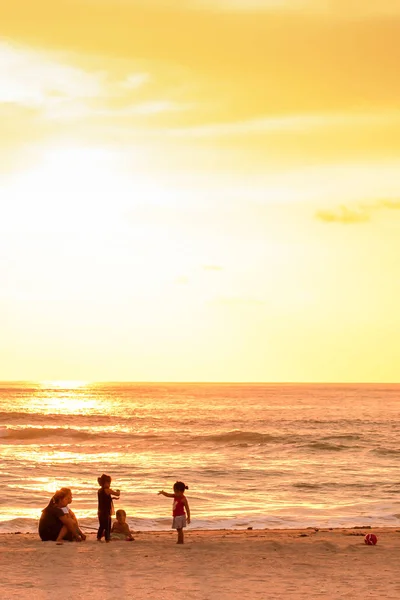 Thaise visser familie ontspannen op de zonsondergang strand. — Stockfoto