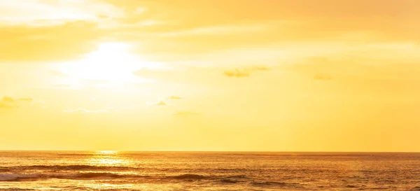 Un tranquilo atardecer sobre la playa de Ban Nam Khem . — Foto de Stock