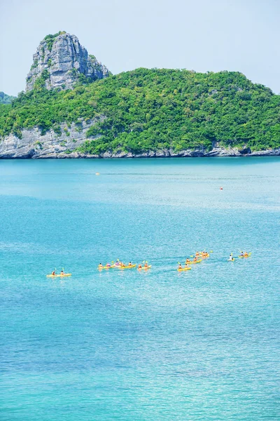 A group of tourists kayaking in the blue ocean. — 图库照片