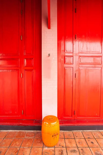 Cadeira de cerâmica vermelha antiga . — Fotografia de Stock