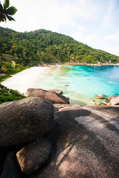 Landschap van Similan Eilanden op de zomerochtend. — Stockfoto