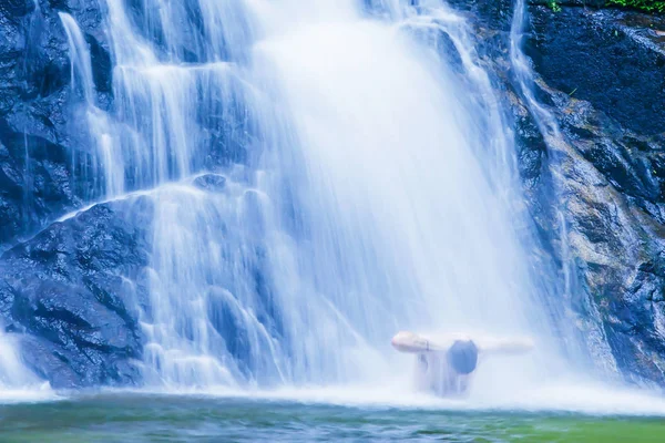 Europeu nu-peito homem relaxante por cachoeira . — Fotografia de Stock