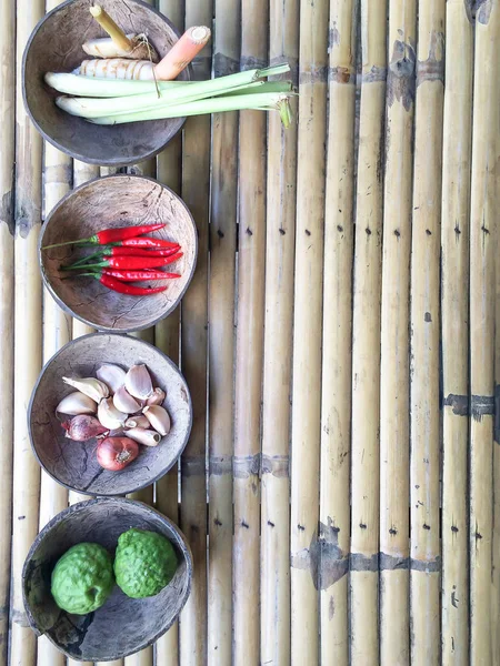 Autentiska thailändska röda curryingredienser i kokosskal. — Stockfoto