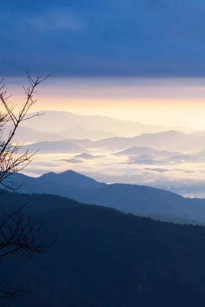 Краєвид блакитного гірського хребта в ранковому тумані . — стокове фото