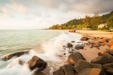 Yaz alacakaranlıklarında sakin bir tropik deniz manzarası.