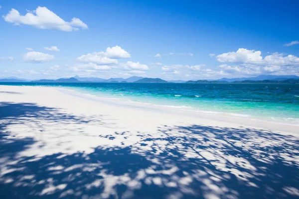 Een rustige tropische zeegezicht op zonnige zomer. — Stockfoto