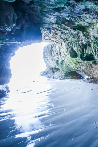 Μυστικιστικό σπήλαιο δίπλα στη θάλασσα. — Φωτογραφία Αρχείου