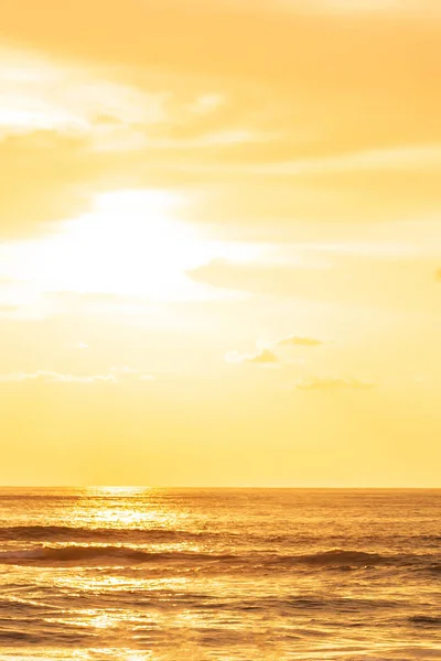 Een rustige schemering zeegezicht over Ban Nam Khem Beach. — Stockfoto