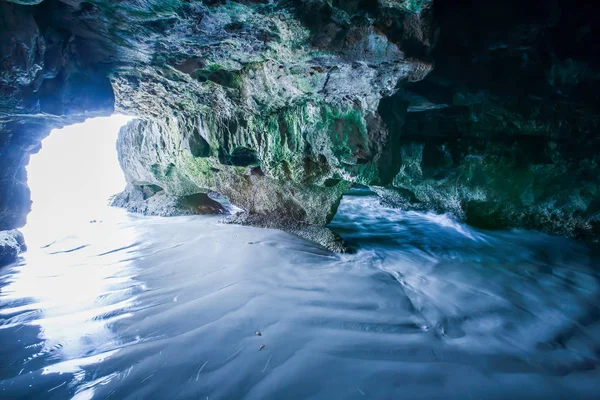 Caverna mística junto ao mar . — Fotografia de Stock