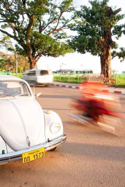 Un coche de perlas vintage estacionado en la calle de Luang Prabang, Laos . — Foto de Stock