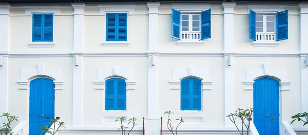 Pitoresca de edifícios residenciais coloniais em Luang Prabang . — Fotografia de Stock