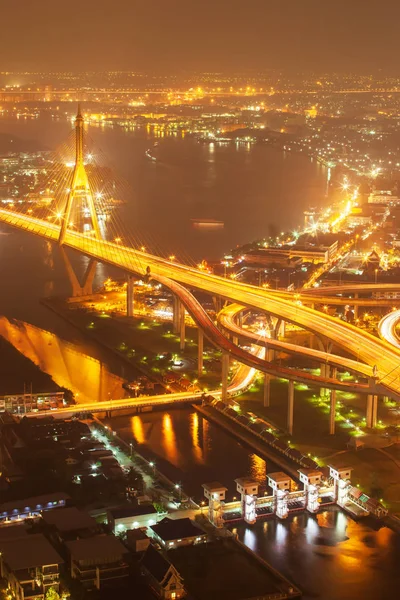 Vista aérea del intercambio de puentes colgantes y autopistas al atardecer . — Foto de Stock