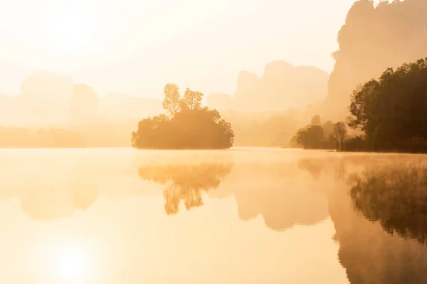 Landschaft des tropischen Sees im Morgennebel. — Stockfoto