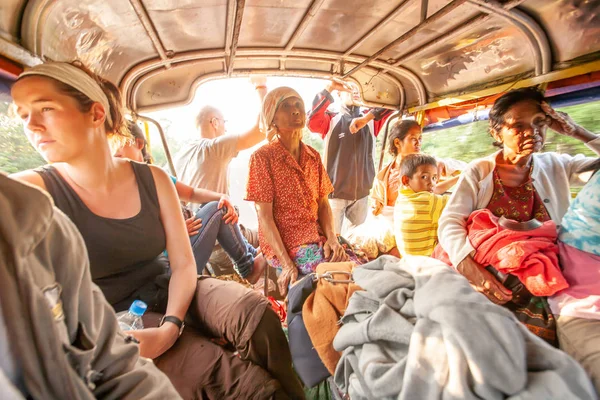 Un grupo de viajeros y gente local en mini bus . — Foto de Stock