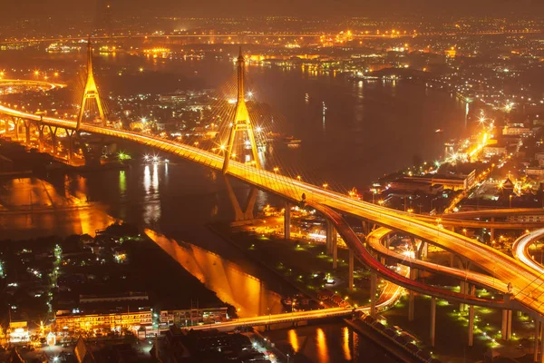 Vista aérea del intercambio de puentes colgantes y autopistas al atardecer . — Foto de Stock