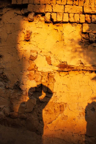 Тінь фотографа на земляній стіні стародавнього китайського будинку . — стокове фото
