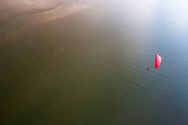 Kırmızı Paramotor 'un tropikal adanın üzerinde uçuşu. 