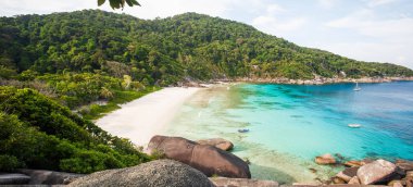 Similan Adaları 'nın sakin manzarası yaz sabahı.