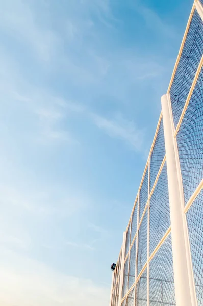 Blick auf den schönen weißen Zaun vor hellblauem Himmel. — Stockfoto