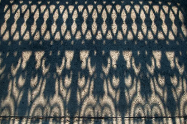 Tiro de ângulo alto de sombra de cerca ao entardecer . — Fotografia de Stock