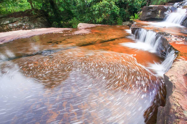 Streamlet macio caindo em camadas de arenito . — Fotografia de Stock