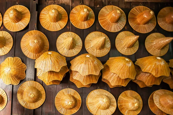 Veel boeren weven hoed zijn tentoongesteld in souvenirwinkel. — Stockfoto