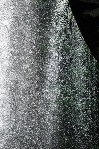 Fantastyczny wodospad spada z wąwozu w słoneczne lato. — Zdjęcie stockowe