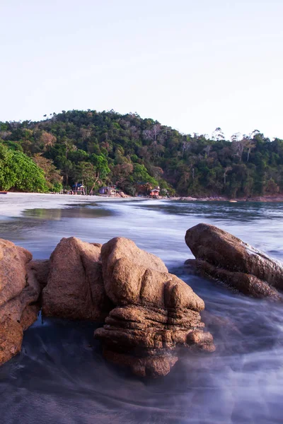 Pietre Marroni Sulla Spiaggia Sabbia Tropicale Crepuscolo Morbido Tramonto Splende — Foto Stock